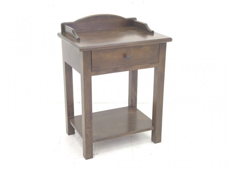 Chevet Campagne en hévéa massif, présenté en vernis foncé