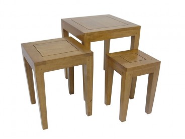 Lot de 3 petites tables en bois massif vernis naturel