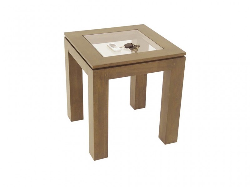 Bout de canapé en bois massif présenté en vernis miel